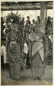 indonesia, SUMATRA, Beautiful Native Minangkabau Girls in Costumes (1930s) RPPC