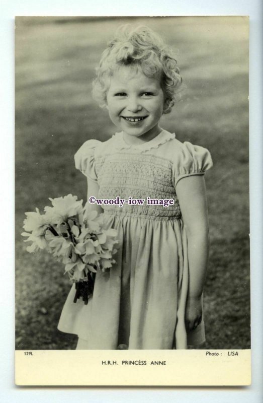 r2703 - A Smiling Young Princess Anne holding Daffodils  - postcard - Tucks