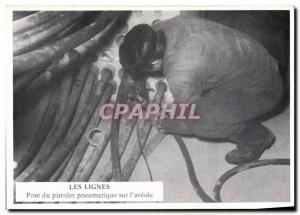Postcard Modern Lines Pose of pneumatic gun on & # 39aveole