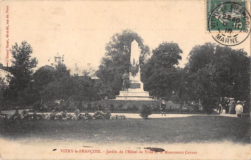 BF9470 jardin de l hotel de ville et vitry le francois france       France