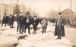 J70/ Warren Ohio RPPC Postcard c1913 Flood Disaster People Ice 275