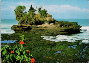 Bali Pantai Tanahlot c1972 Singapore 10c & 30c Stamp Postcard C6