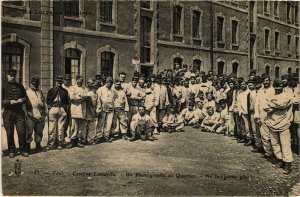 CPA Militaire Toul - Caserne Lamarche - Un Photographe au (90480)