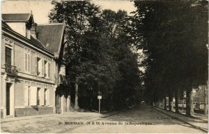 CPA HOUDAN - Avenue de la Republique (102697)