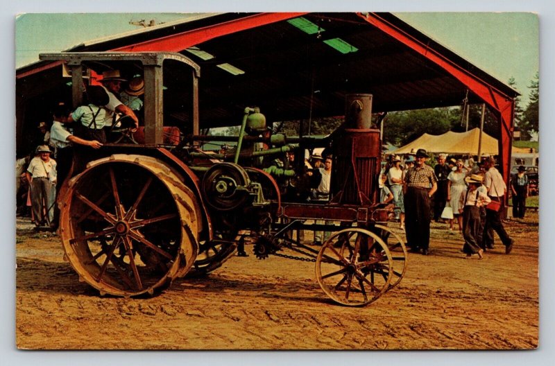 Amish Passing in Antique Tractor KINZERS Pennsylvania Vintage Postcard 0792