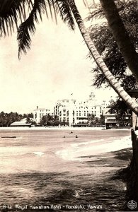 1930s HONOLULU HAWAII ROYAL HAWAIIAN HOTEL BEACHSIDE RPPC POSTCARD P1585
