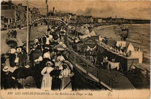 CPA Les SABLES-d'OLONNE - Le Remblai et la Plage (636868)