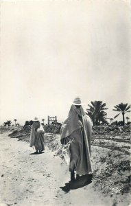Tunisia Djerba ethnic femmes djerbiennes coiffees de la Petase 