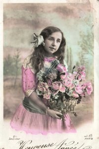 VINTAGE POSTCARD PRETTY GIRL WITH BOUQUET OF ROSES COLOR-TINTED MAILED 1911