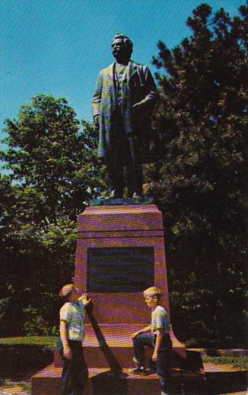 Missouri Hannibal Statue Of Mark Twain In Riverview Park