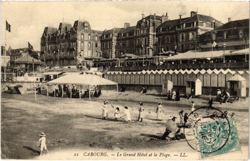 CPA Cabourg Le Grand Hotel et la Plage FRANCE (1286564)