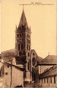 CPA EMBRUN - La Cathédrale, a droite, Caserne Lapeyrous (112866)