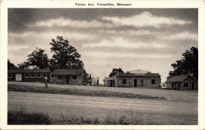 Vintage Postcard MO Versailles Victor Inn Roadside Tennis Grounds 1940s S81