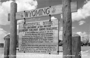 1940s Wyoming Continental Divide Roadside Sign RPPC Postcard 25-11418