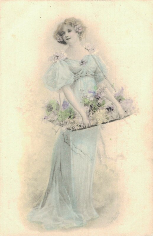 Art Nouveau Classy Women Vintage Postcard 06.40