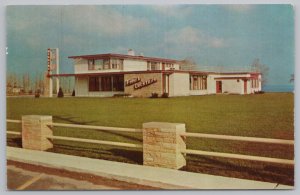 Higgins Hobnob~Wine & Dine~Food & Cocktails~Exterior View~Wis~Vintage Postcard