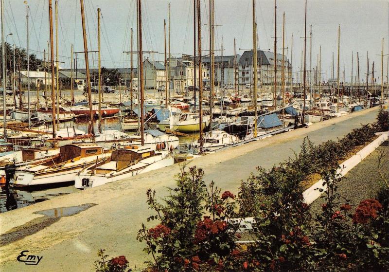 BR54504 le bassin des yachts ship bateaux Courseulles sur mer france