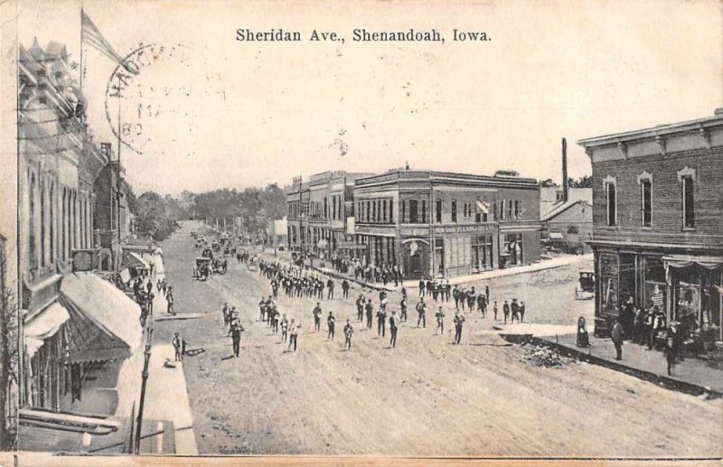 Shenandoah Iowa Sheridan Ave Parade Scene Vintage Postcard JI658526