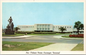 Postcard LA New Orleans Union Passenger Terminal - view from front with statue