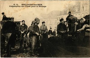 CPA Boulogne sur Mer- Preparation des Filets pour le Sechage FRANCE (1021124)