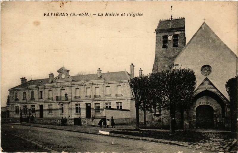 CPA FAVIERES - La Mairie et l'Église (292607)