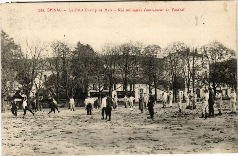 CPA ÉPINAL - Le Petit Champ de Mars - Nos militaiires s'entrainent au (455462)