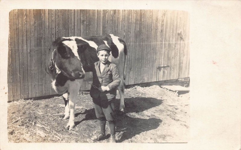 J86/ Interesting RPPC Postcard c1910 Boy Farmer Cow Barn Farm 494