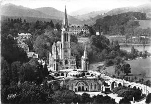 B56252 Lourdes La Basilique france