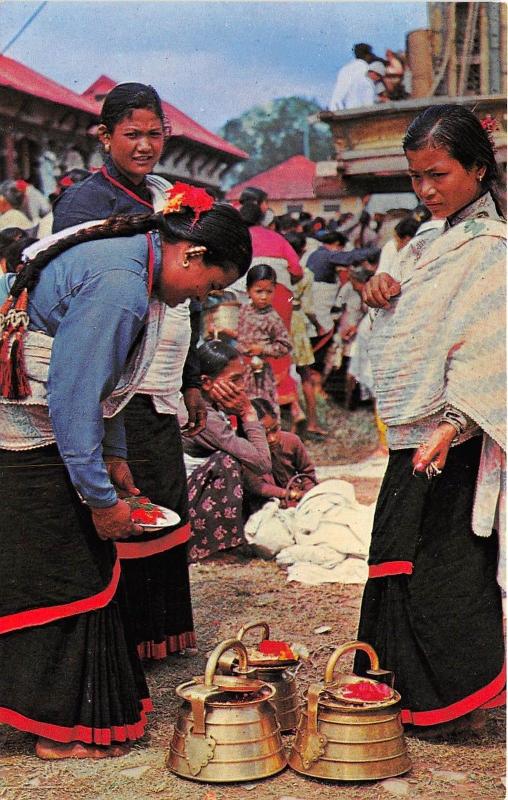 BR28042 Typical women of Kathmandu valley prepiring for worship nepal