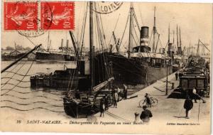 CPA St-NAZAIRE - Dechargement des Paquebots au vieux Bassin (222369) 