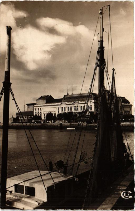 CPA DEAUVILLE - TROUVILLE - Le Casino et le Bassin des Yachts (383712)