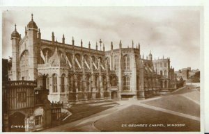 Berkshire Postcard - St George's Chapel - Windsor - Real Photograph  Ref TZ10056