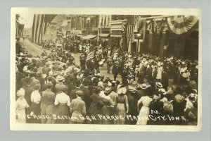 Mason City IOWA RP 1912 G.A.R. PARADE Civil War Veterans VETS Crowd GAR Cars