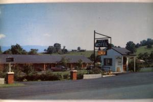 Unused pre-1970 GRIM'S MOTEL in Natural Bridge Virginia VA postcard y3303