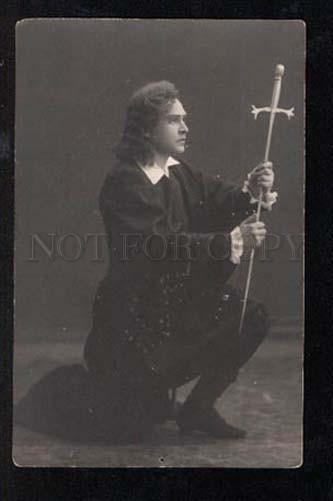 029809 FENCING Opera singer w/ swords HAMLET Vintage photo PC