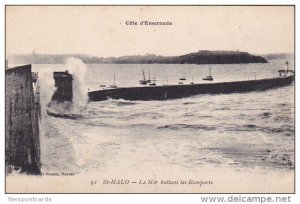 Saint Malo , France , 00-10s ; La mer battant les Remparts