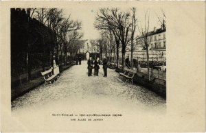 CPA ISSY-les-MOULINEAUX - Une Allée de Jardin Saint-Nicolas (987015)