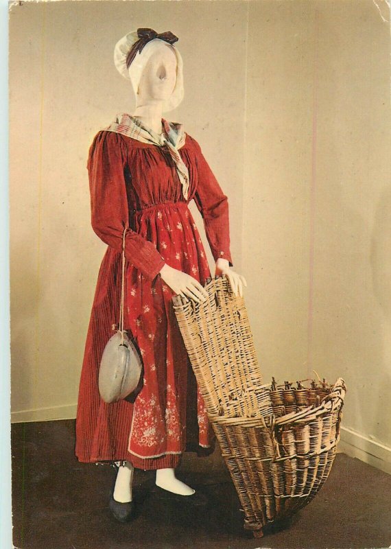 Parisian fashion postcard costume robe tenue de paysanne region Auvers s. Oiseau