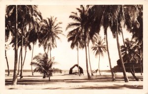 HAWAIIAN BEACH sceneON THE HAWAIIAN ISLANDS~K&T PUBL REAL PHOTO POSTCARD 1930s