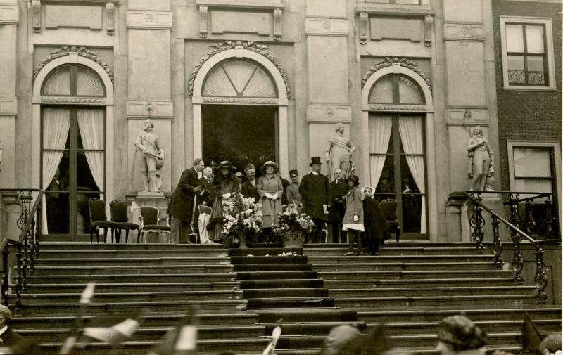 Dutch Royalty -  The Royal Family.   *RPPC                    