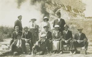 Portrait Of 12 People New Zealand Group Photo Unknown? Real Photo Postcard E4