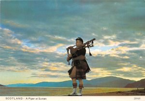 uk49880 a piper to sunset scotland uk military guard soldier