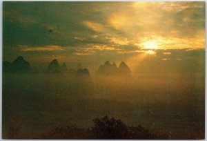 VINTAGE CHINA ILLUSTRATED STAMPED POSTCARD MORNING SUNLIGHT IN THE DONGLING (M)