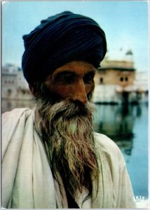 VINTAGE CONTINENTAL SIZE POSTCARD PRETRE SIKH AT AMRITSAT INDIA 1970s MEXICHROME