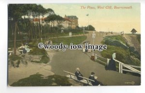 tq0221 - Hants - Walking along The Pines, West Cliff, at Bournemouth - Postcard