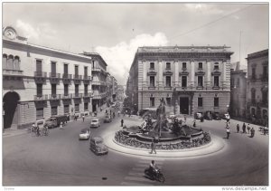 RP: SIRACUSA , Italy , 30-40s ; Piazza Archimede