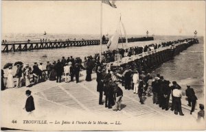 CPA TROUVILLE-sur-MER Les Jetees a l'Heure de la Maree (1228747)