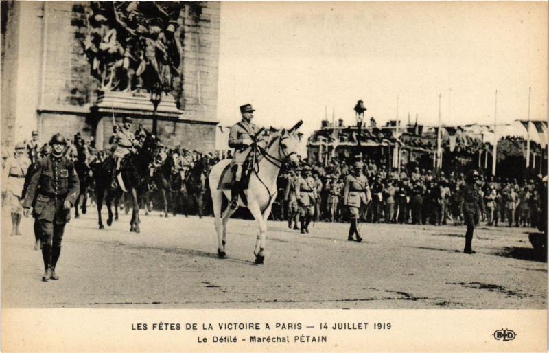 CPA  Militaire - Les Fetes de la Victoire á Paris - Le Defile - Petain  (695552)