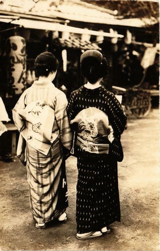 PC CPA geisha girls real photo postcard JAPAN (a8644)