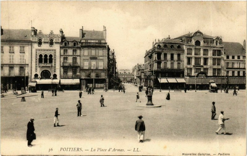 CPA Poitou-Ch. Vienne POITIERS Place d'Armes (982863)